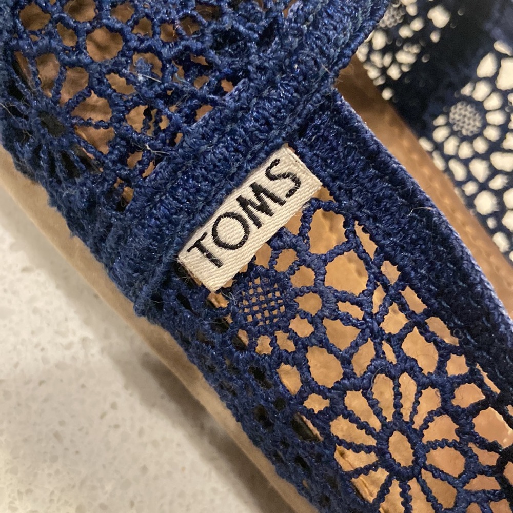 Navy blue Tom’s
